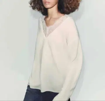화이트 니트 스웨터 레이스 V넥