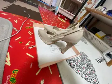 베이지 스트랩 하이힐