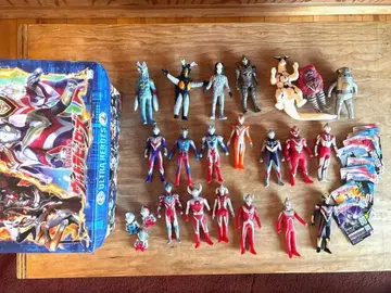 울트라맨 괴수 피규어 세트 20체와 울트라맨 상자 덤 포함