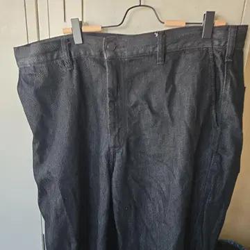 유니클로 다크 그레이 배럴 레그 데님 팬츠