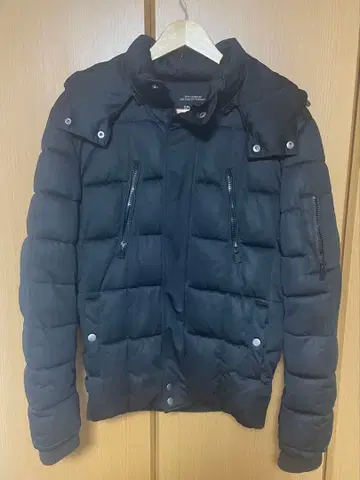 블랙 다운 재킷 후드 부착