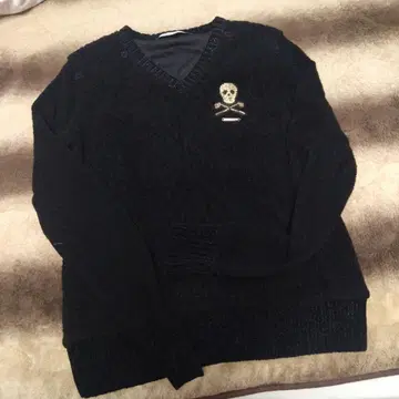 스컬 자수 블랙 V넥 니트