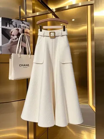 화이트 플레어 스커트 벨트 포함