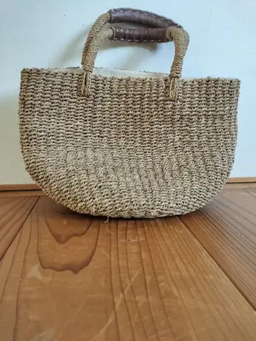 스트로우 소재 베이지 토트백