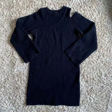 EVRIS 블랙 오픈 숄더 니트 원피스