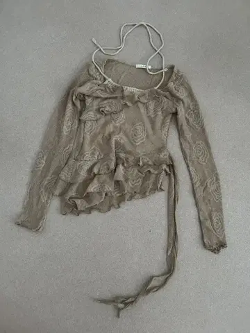 Michaela 프릴 달린 긴팔 니트 베이지