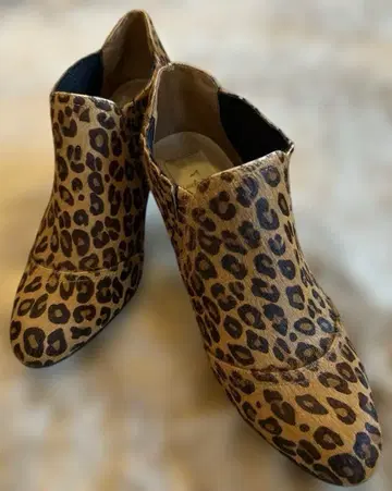 새상품급 유행하는 레오파드 무늬 송치 가죽 부티 중간 힐 24cm