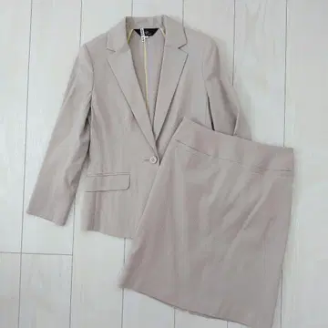 INED 베이지 자켓과 스커트 세트