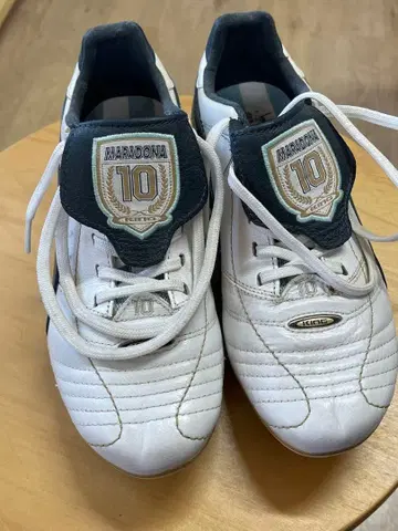 PUMA MARADONA 10 스파이크 슈즈 화이트/오렌지