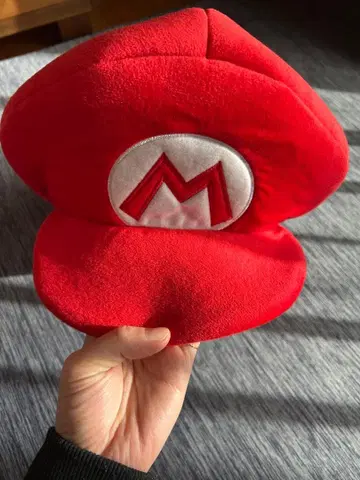 슈퍼 닌텐도 월드 마리오의 빨간색 플리스 모자