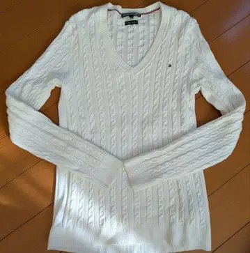 화이트 케이블 니트 V넥 스웨터