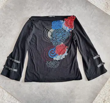 비비안 탐 차이나 버튼 7부 소매 티셔츠 꽃무늬 비즈 블랙