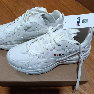 FILA 화이트 스니커즈