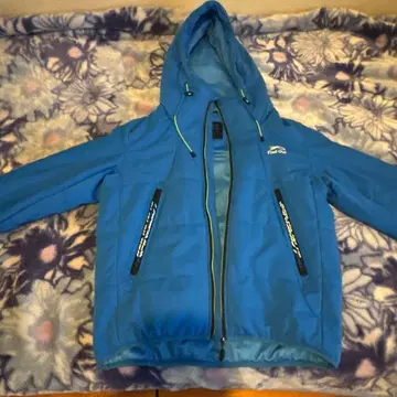 파란색 후드 부착 나일론 자켓