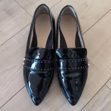 [새상품급] 스터드 에나멜 로퍼 25.5cm