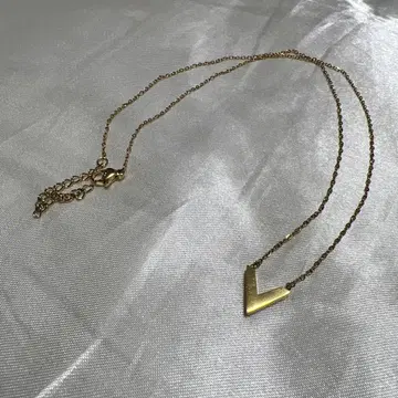 V자형 펜던트 골드 목걸이