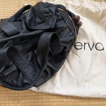 erva 블랙 가죽 핸드백