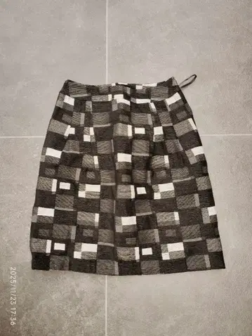 ARARIS 화이트 블랙 체크 무늬 타이트 스커트 M40
