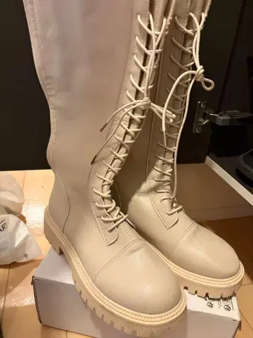 화이트 레이스업 롱 부츠