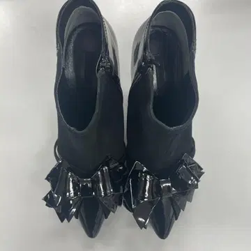 TO BE CHIC 블랙 리본 포함 부티