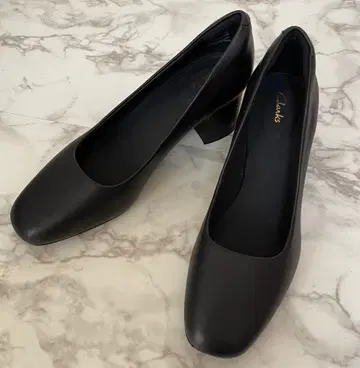 미사용 새상품 Clarks 블랙 펌프스 중간 힐