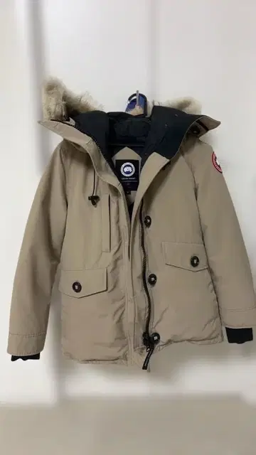 CANADA GOOSE 베이지 다운 자켓