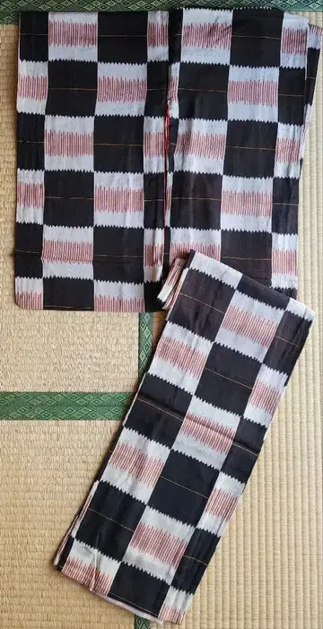 빈티지 코몬 블랙 x 빨간색의 변형 체크 패턴