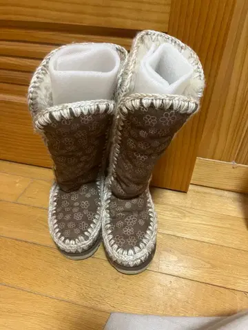 mou 꽃무늬 브라운 어그 부츠