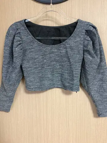 MELT THE LADY 그레이 크롭 니트 7부 소매