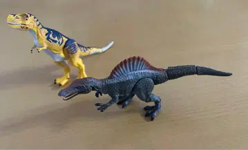 티라노사우루스와 스피노사우루스 피규어 세트