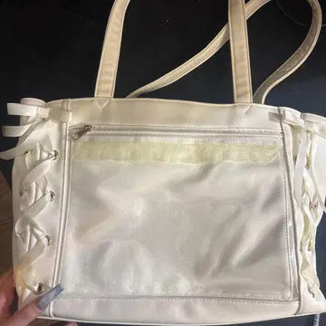 이타백 화이트 토트백 레이스업 디자인