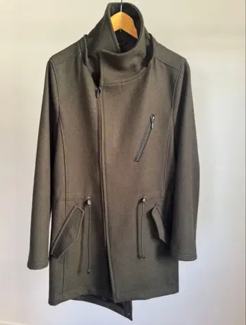 올리브색 후드 부착 코트