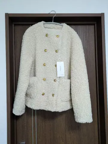 택 포함 미사용 새상품 Mila owen 금장 버튼 컬 퍼 자켓