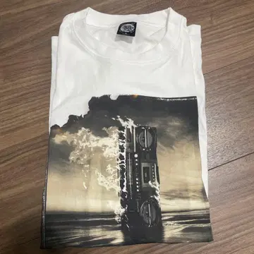 B'z 붐 박스 디자인 티셔츠 화이트