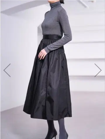 이번 시즌 현행 모델 she tokyo Suzy 블랙 플레어 스커트