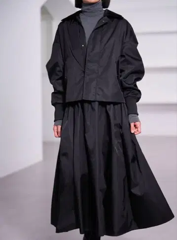 이번 시즌 현행 모델 she tokyo Suzy 블랙 플레어 스커트