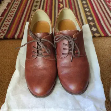 브라운 가죽 레이스업 슈즈 중간 힐