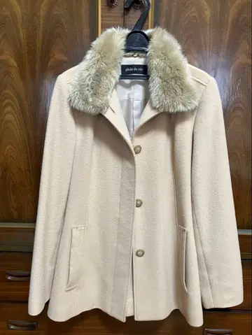 퍼 달린 베이지 롱 코트