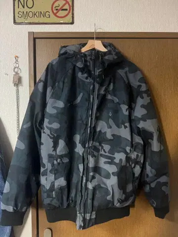 VOLCOM 카모 패턴 후드 부착 다운 자켓