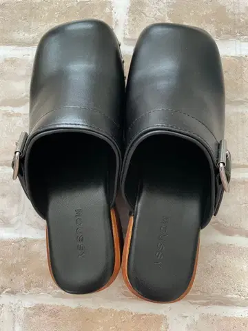 MOUSSY 스터드 부착 클로그 샌들 블랙 사보