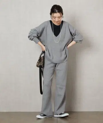 그레이 깊은 V넥 니트 셋업