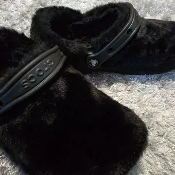 Crocs 블랙 보아 클로그 샌들