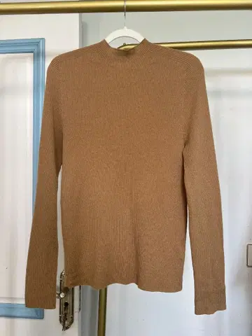 리브 짜임 브라운 하이넥 긴팔 상의