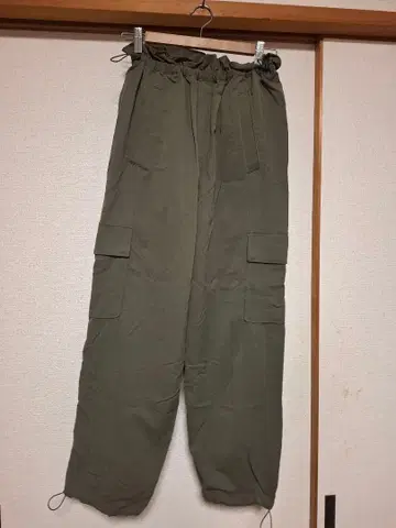 LACOSTE 카고 팬츠 올리브색 드로 코드 포함