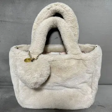 페이러 퍼 소재 하트 참 토트백 숄더백