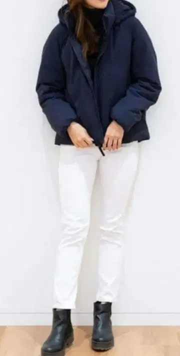 유니클로 하이브리드 다운 파카 후드 부착 다운 이어폰 코드 구멍 포함