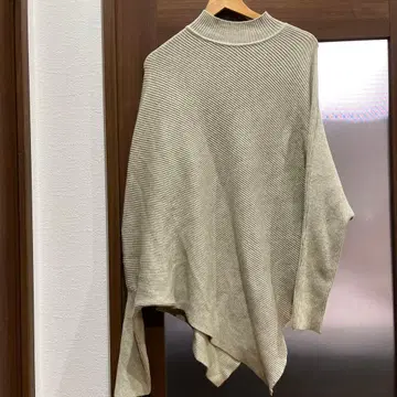 ESICA 새상품급. 리브 하이넥 베이지 니트