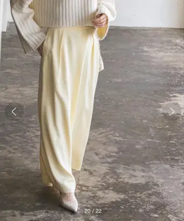 노블 슬래시 턱 플레어 팬츠