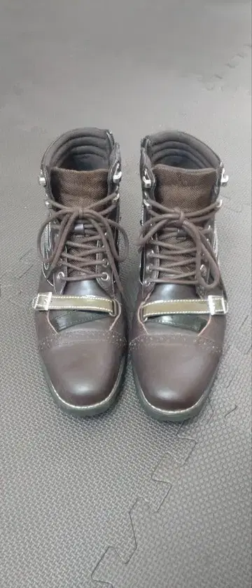 드래곤 비어드 브라운 하이컷 부츠 금속 버클 포함