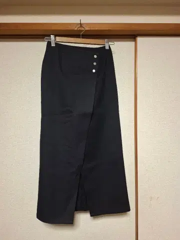 UNITED TOKYO 블랙 타이트 스커트 슬릿 3 버튼